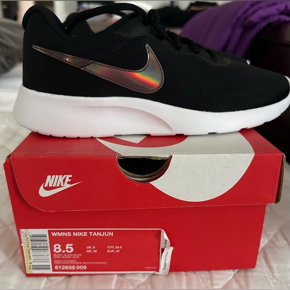 Nike women’s tanjun Black and White Sneakers - Picture 3 of 4